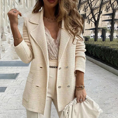 Lora – Gerippter Strickmantel